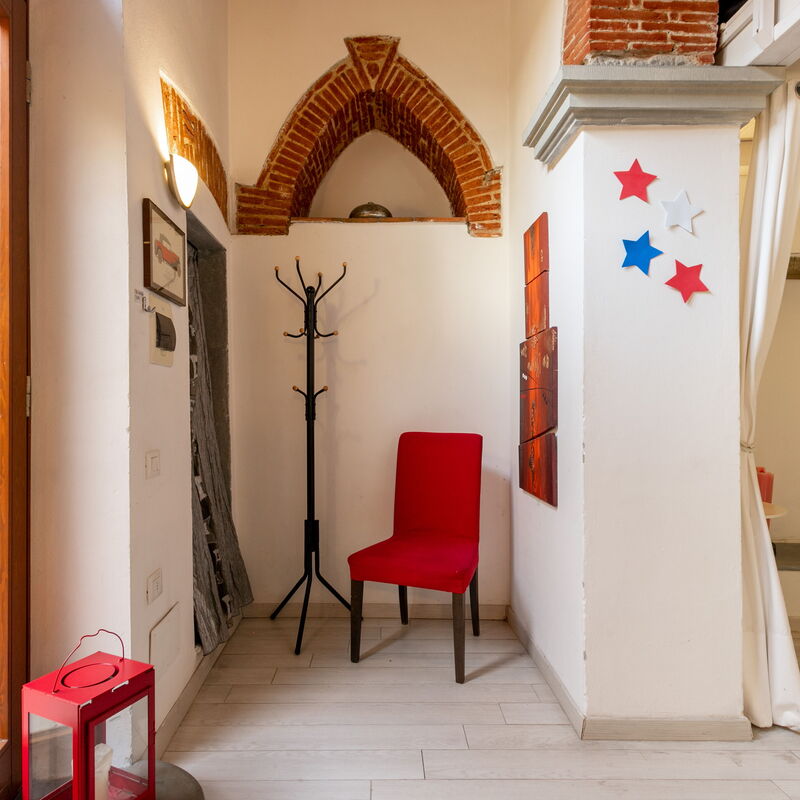Oltrarno Loft: Main Entrance, Room Detail