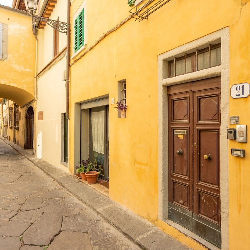 Agatha: Entrée principale, Extérieurs