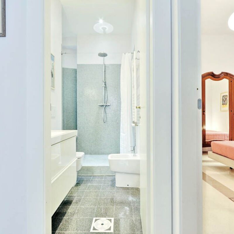 Carlo Alberto: Bedroom and bathroom