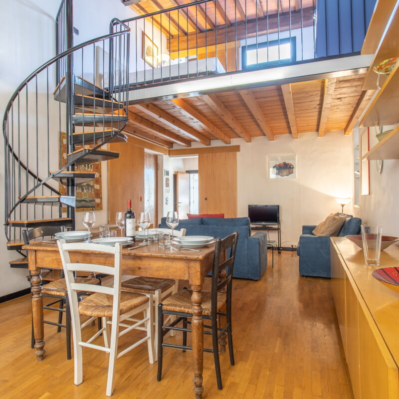 Costanza: Salle à manger, Salon