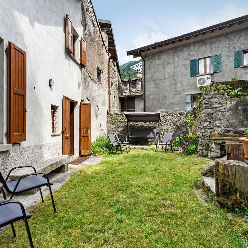 Casa Glicine On The Lake: Building Exterior, Garden