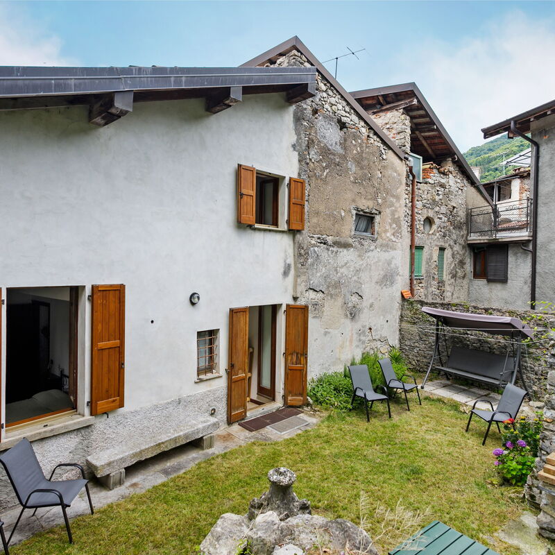 Casa Glicine On The Lake: Building Exterior, Garden