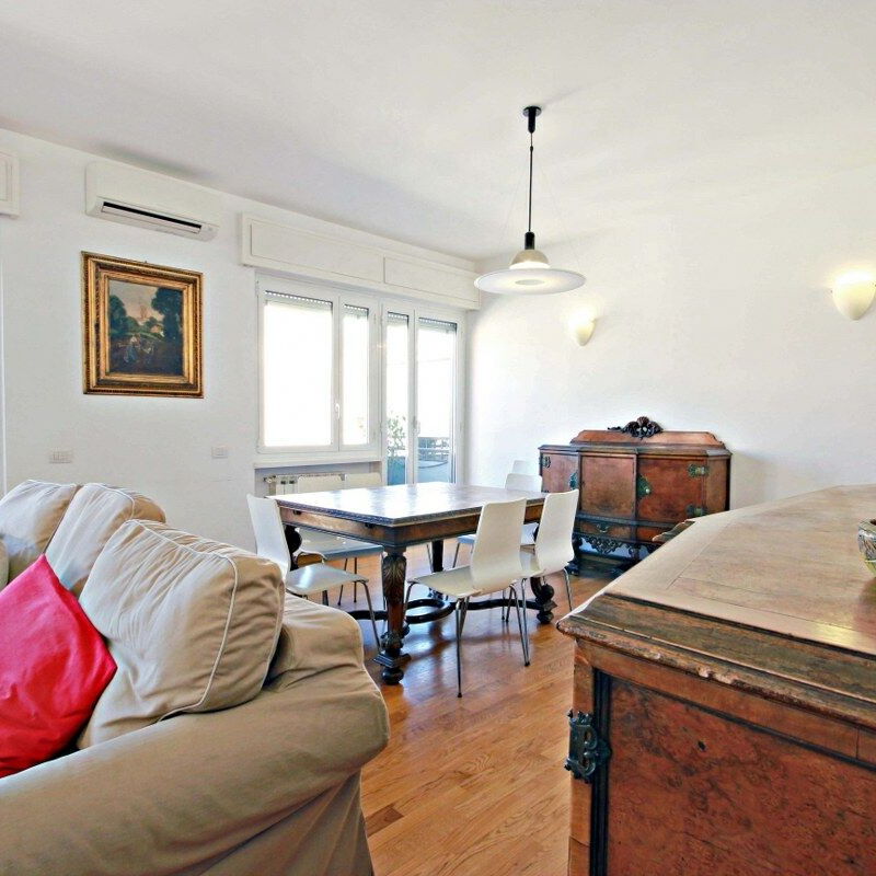 Giulietti 2250: Living and dining area.