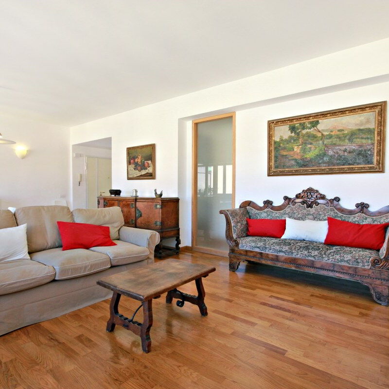 Giulietti 2250: Living and dining area.