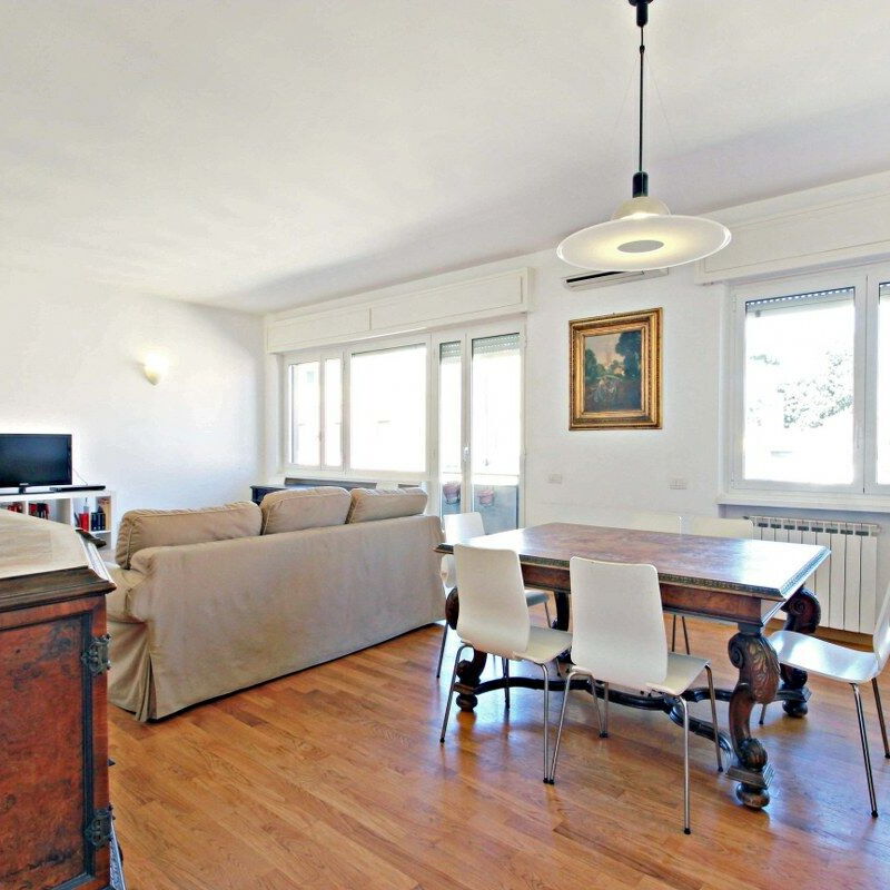 Giulietti 2250: Living and dining area.