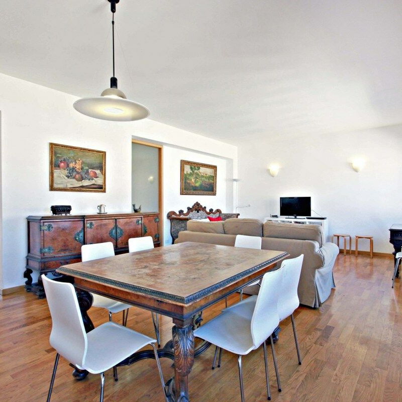 Giulietti 2250: Living and dining area.