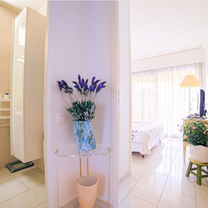 Appartement Les Allées: Bathroom, Bedroom