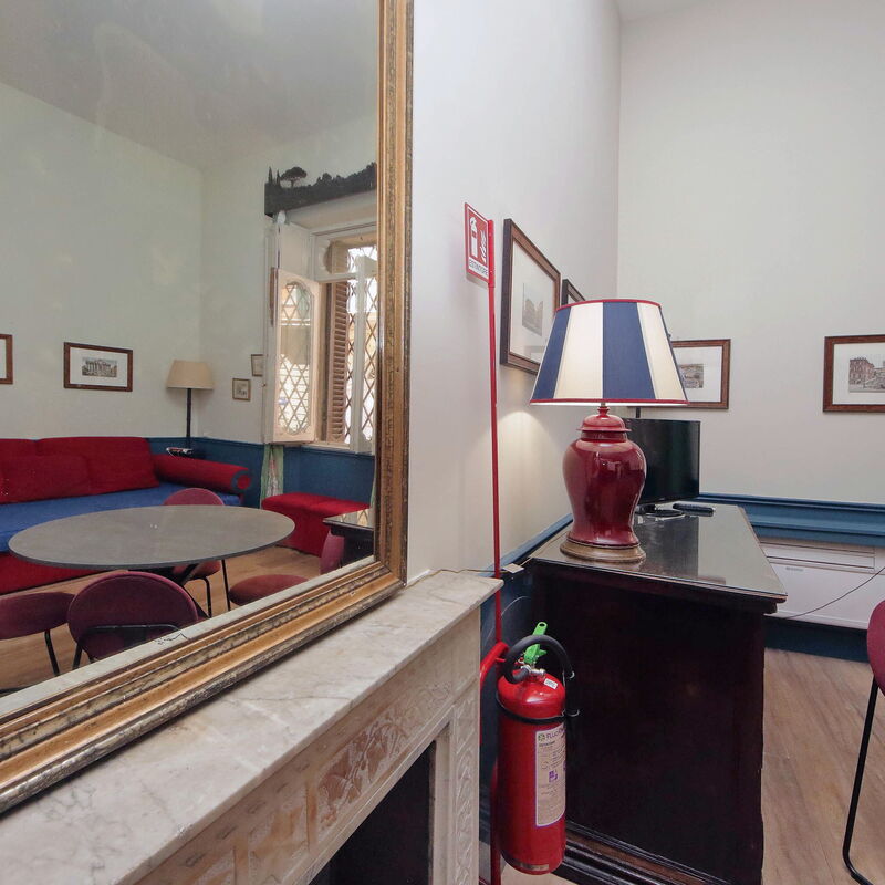 Studio con Soppalco • Via Gregoriana • Vicino Piazza di Spagna