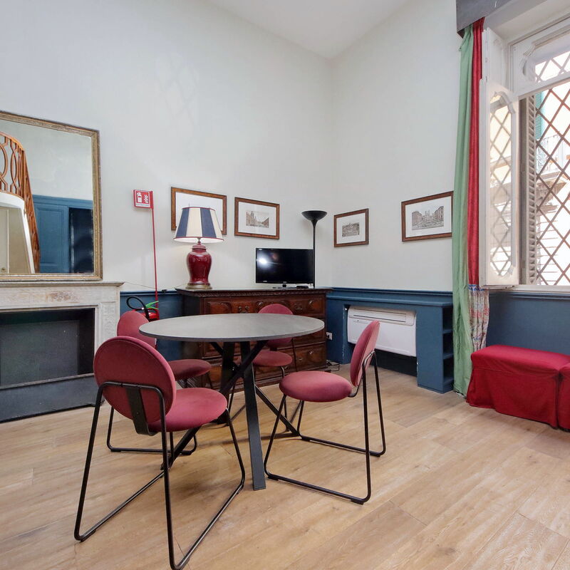 Studio con Soppalco • Via Gregoriana • Vicino Piazza di Spagna: Salle à manger, Salon