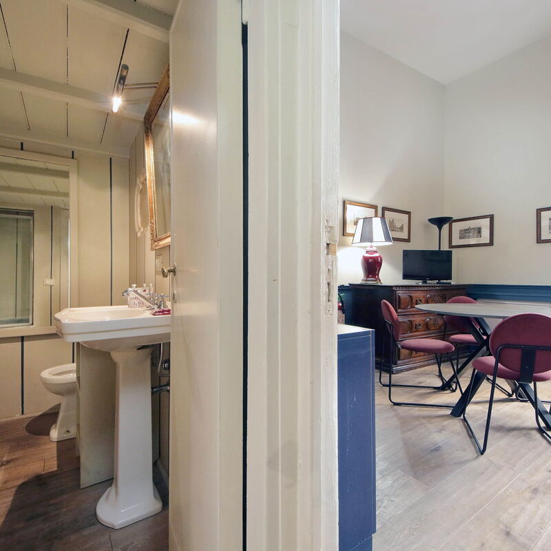 Studio con Soppalco • Via Gregoriana • Vicino Piazza di Spagna: Salle de bain, Salon