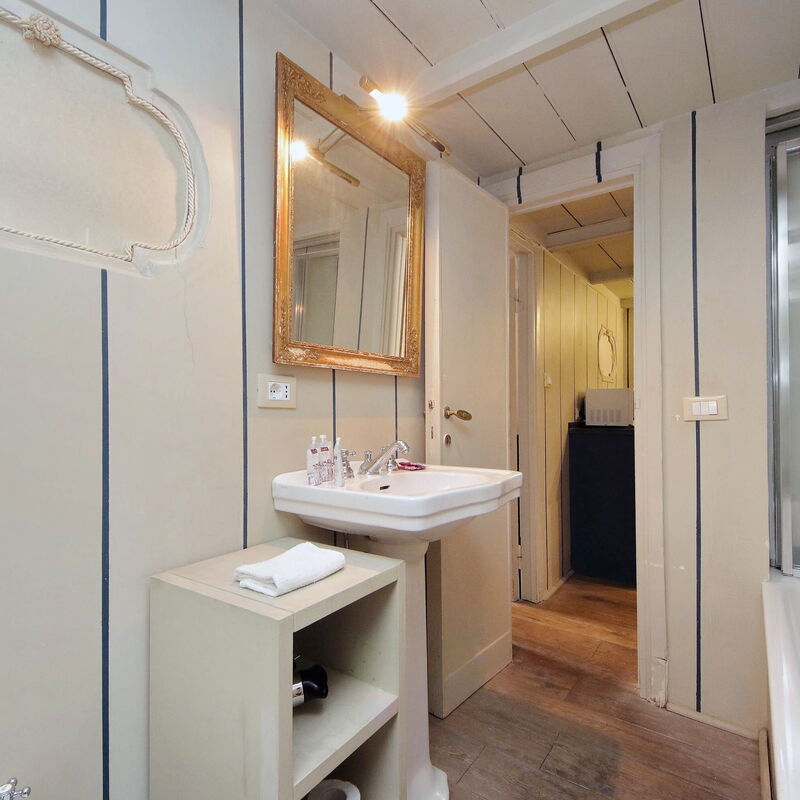 Studio con Soppalco • Via Gregoriana • Vicino Piazza di Spagna: Salle de bain