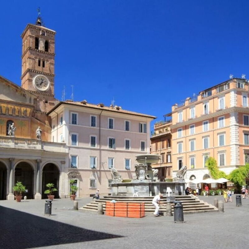 Fonte D'olio: Piazza Santa Maria in Trastevere close to the apartment