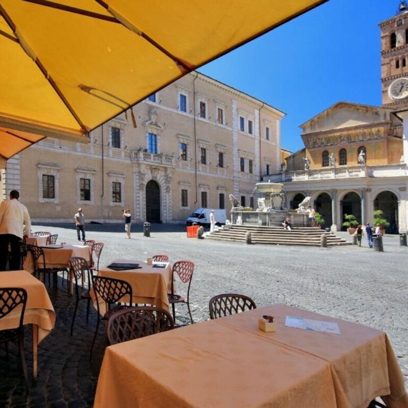 Fonte D'olio: Piazza Santa Maria in Trastevere close to the apartment