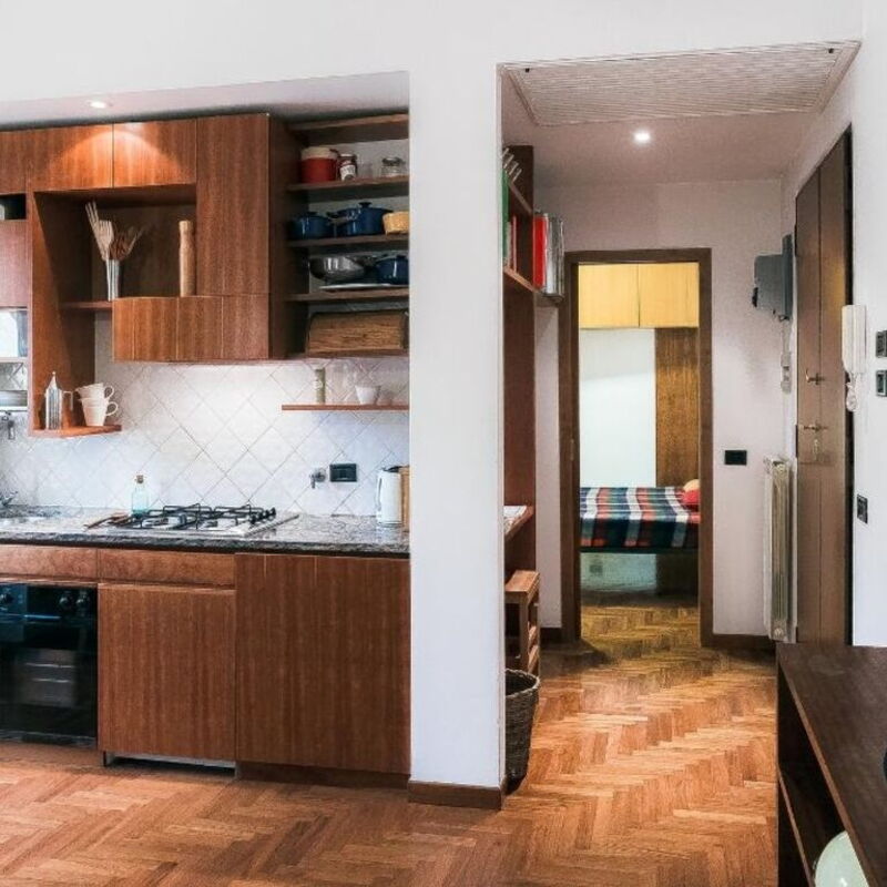 Regina Margherita: Kitchenette and hallway leading to bedroom