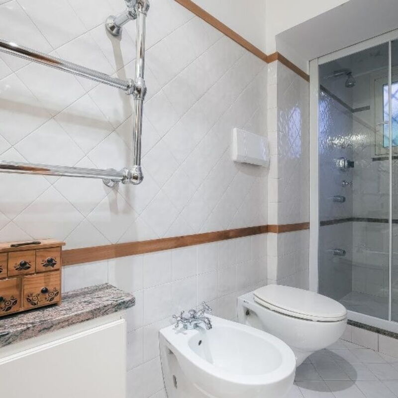 Regina Margherita: Bedroom with ensuite bathroom