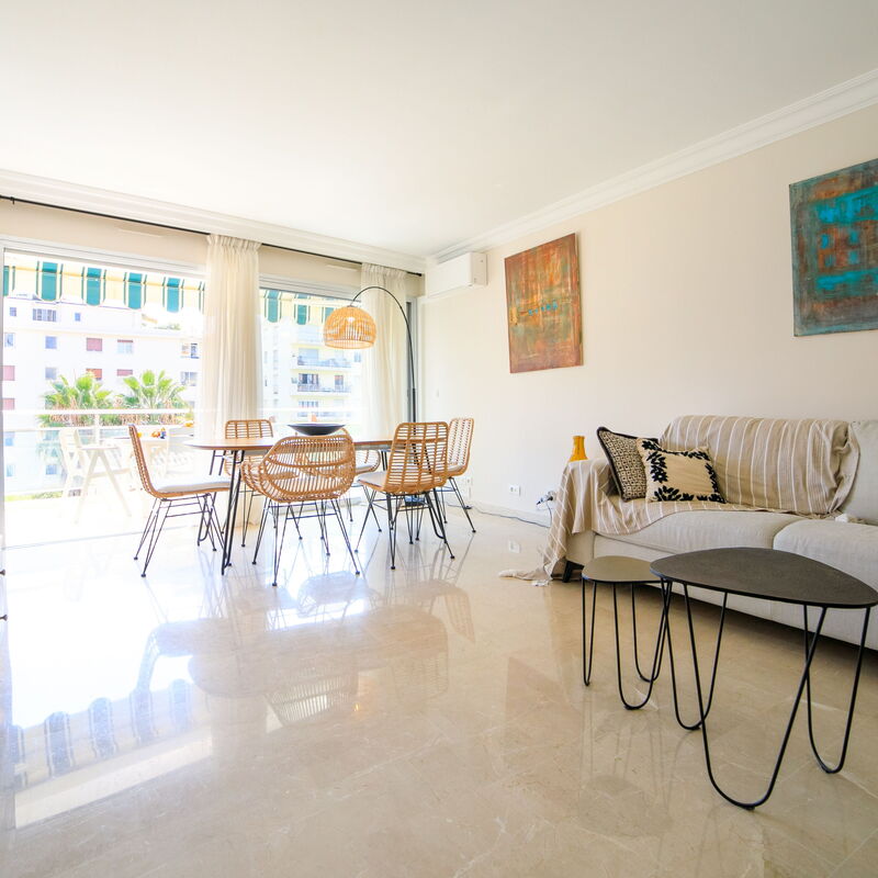 Le Bain De Soleil: Living Room