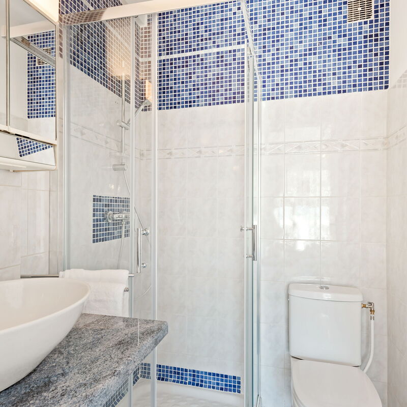 Les Jasmins Apartment: Bathroom
