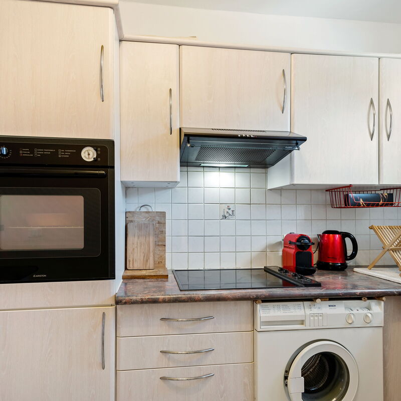 Les Jasmins Apartment: Kitchen