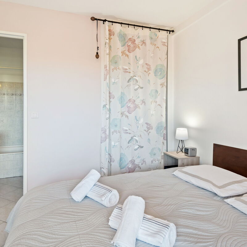 Les Jasmins Apartment: Bedroom