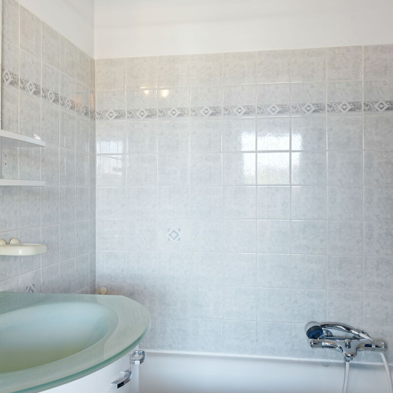 Les Jasmins Apartment: Bathroom