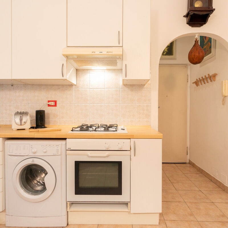 Lecco: Kitchen, Main Entrance