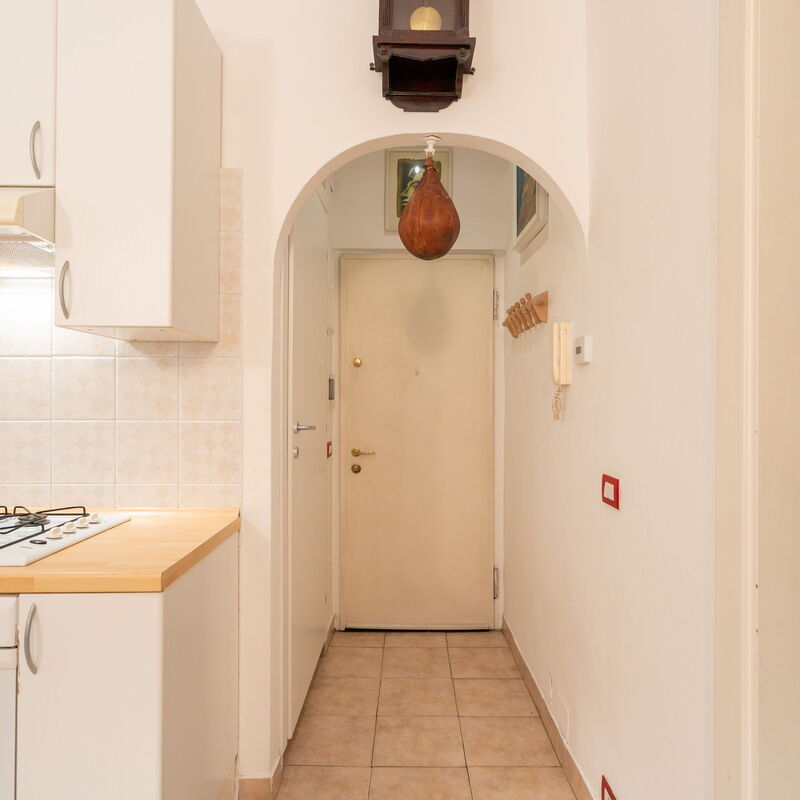 Lecco: Kitchen, Main Entrance