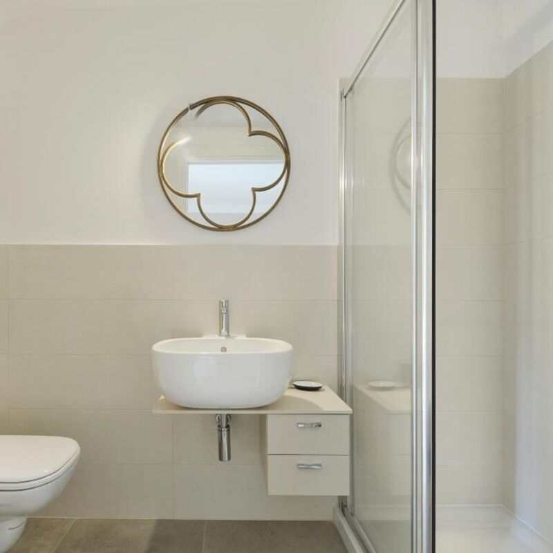 Vigevano: Autumn, Bathroom