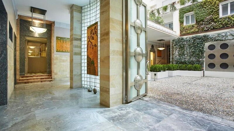 Palazzo Beltrade: all'aperto, Entrata Principale, Esterni