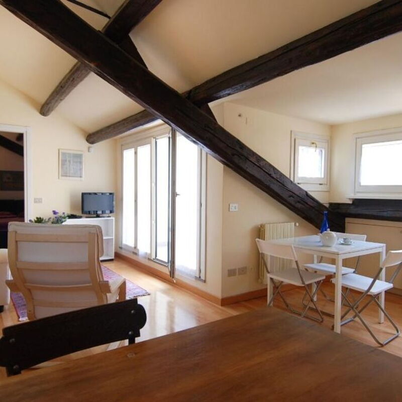 Disciplini: Kitchen, Living Room