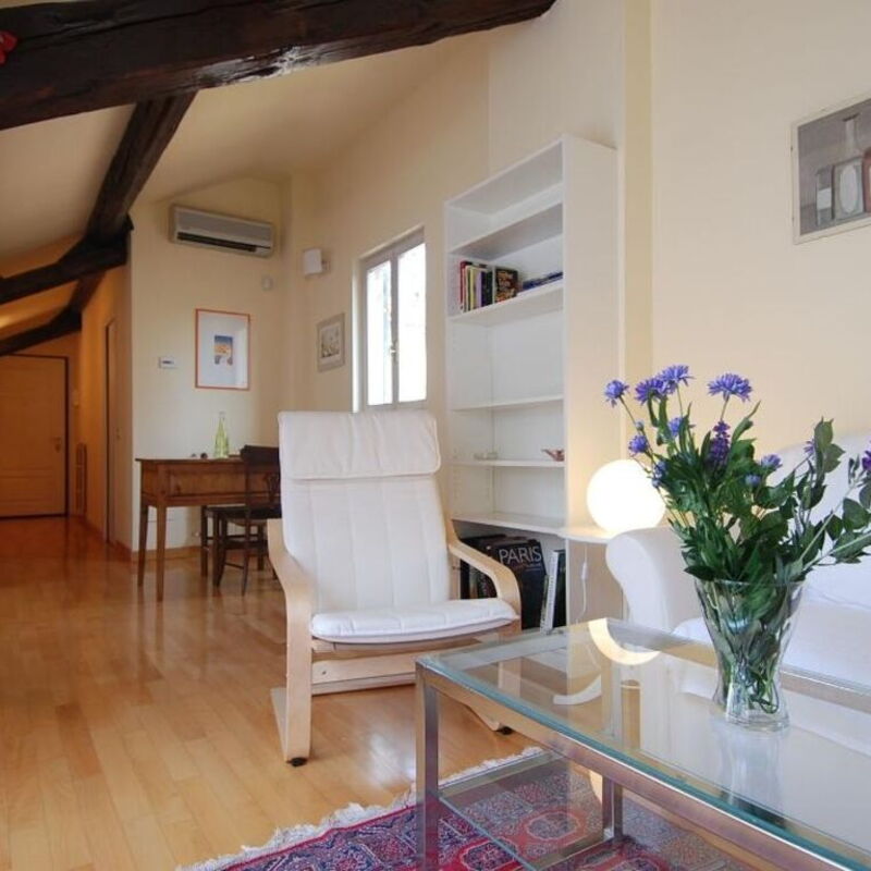 Disciplini: Kitchen, Living Room