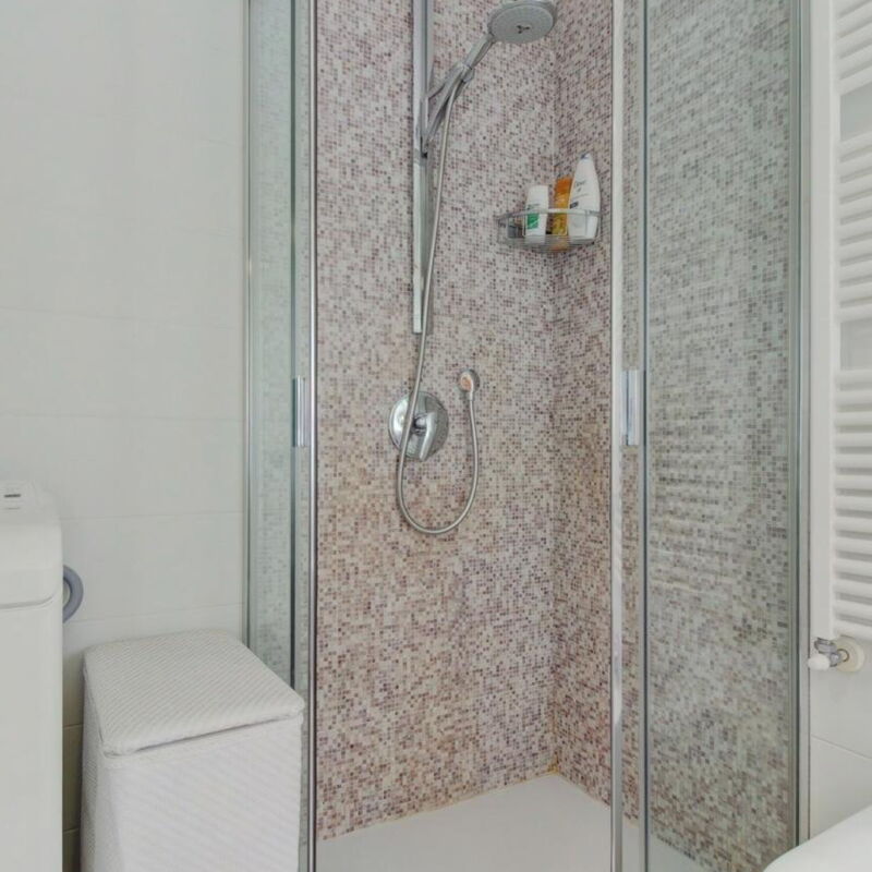 Villa Tobia Lake View Apartment: Bathroom