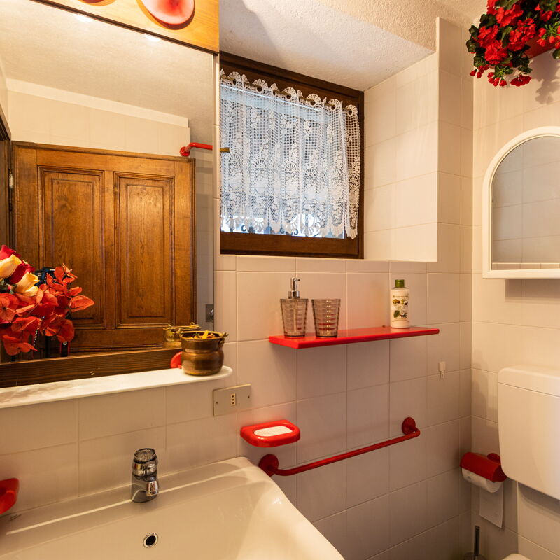 Relax Cottage In Vercana: Bathroom