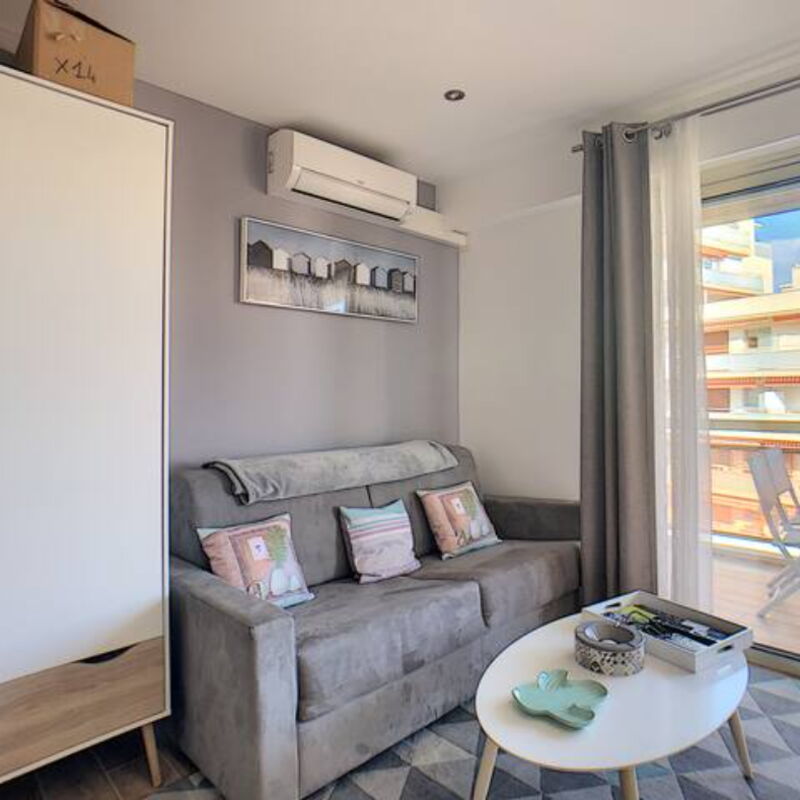 Juan Les Pins Centre - Studio Neuf Avec Terrasse - 3 Mins Des Plages: Salon