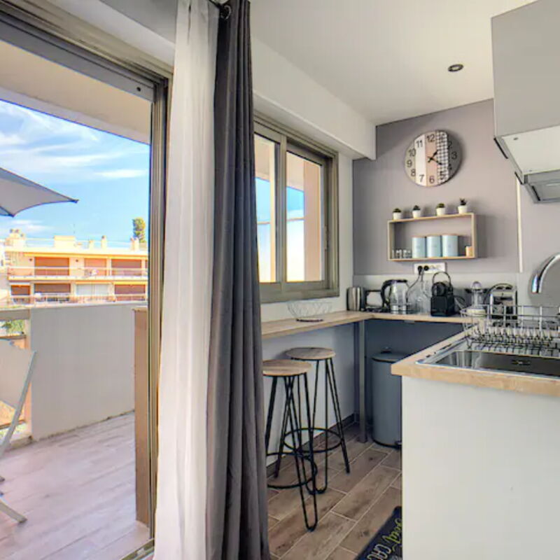 Juan Les Pins Centre - Studio Neuf Avec Terrasse - 3 Mins Des Plages: Balcon / Terrasse / Patio, Cuisine