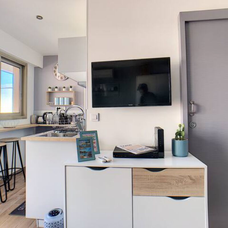 Juan Les Pins Centre - Studio Neuf Avec Terrasse - 3 Mins Des Plages: Cuisine, Salon