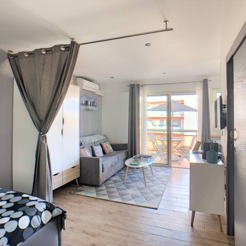 Juan Les Pins Centre - Studio Neuf Avec Terrasse - 3 Mins Des Plages: chambre à coucher, Salon