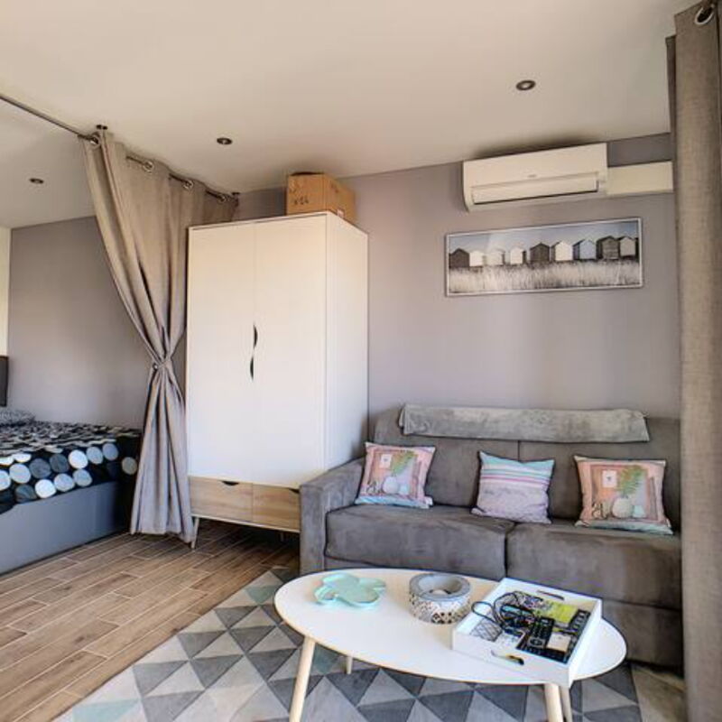 Juan Les Pins Centre - Studio Neuf Avec Terrasse - 3 Mins Des Plages: chambre à coucher, Salon