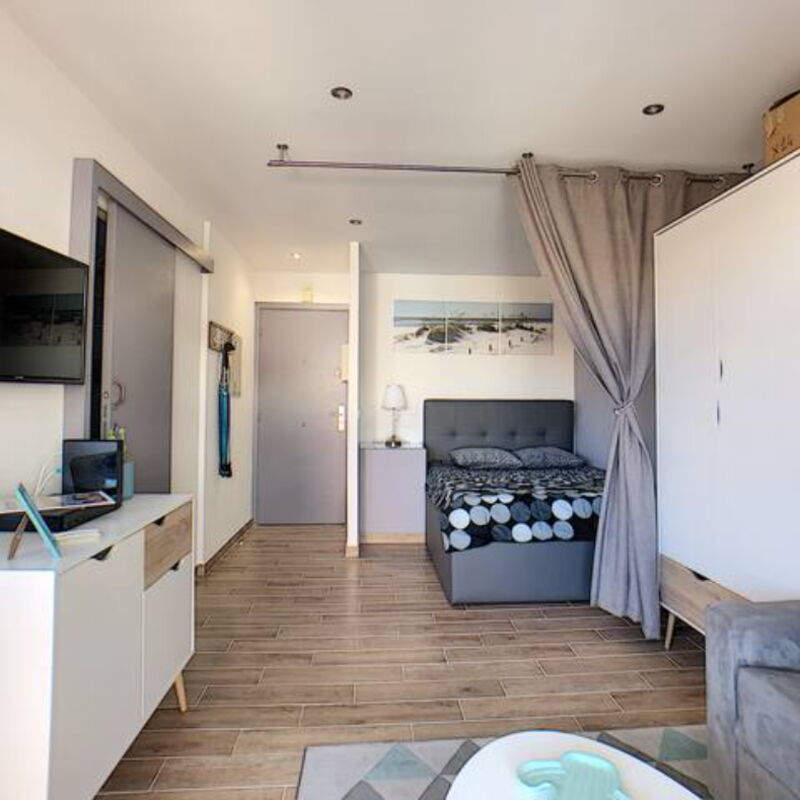 Juan Les Pins Centre - Studio Neuf Avec Terrasse - 3 Mins Des Plages: chambre à coucher, Salon