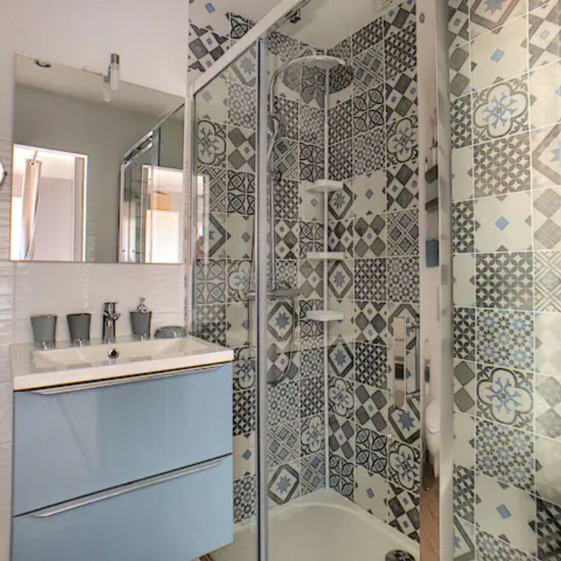 Juan Les Pins Centre - Studio Neuf Avec Terrasse - 3 Mins Des Plages: Salle de bain