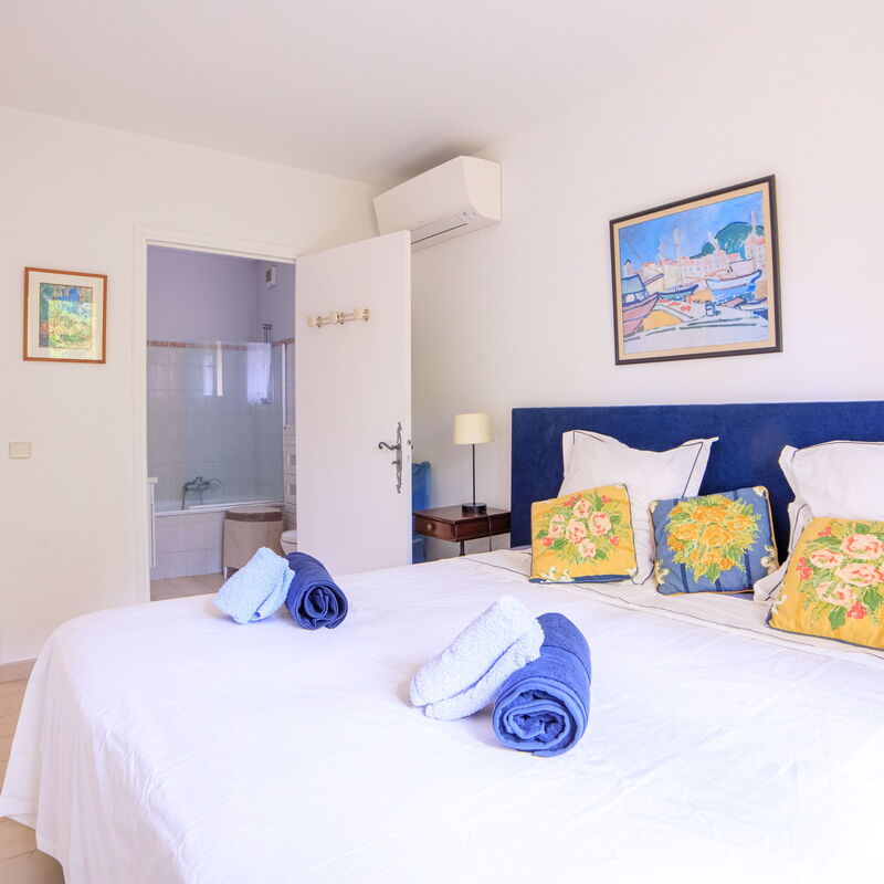 Villa Les Lauriers: chambre à coucher, Salle de bain