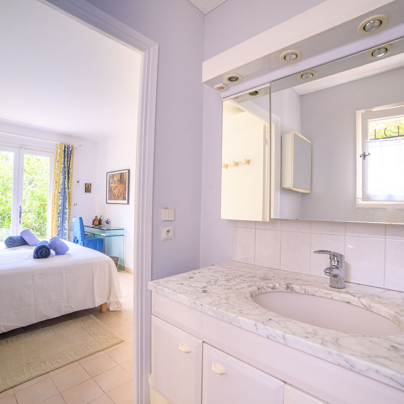 Villa Les Lauriers: chambre à coucher, Salle de bain