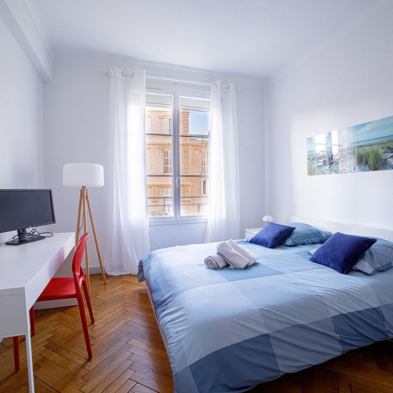 Bel Appartement Face à La Mer Près Du Centre: chambre à coucher