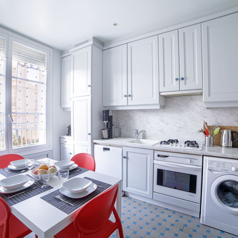 Bel Appartement Face à La Mer Près Du Centre: chambre à coucher