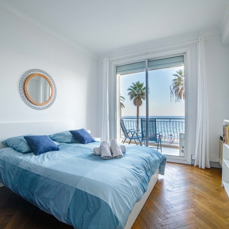 Bel Appartement Face à La Mer Près Du Centre: chambre à coucher