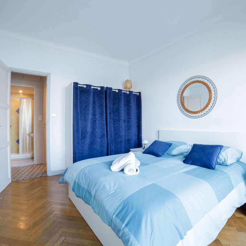 Bel Appartement Face à La Mer Près Du Centre: chambre à coucher