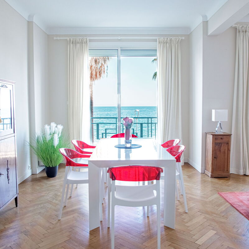 Bel Appartement Face à La Mer Près Du Centre: Salle à manger, Salon