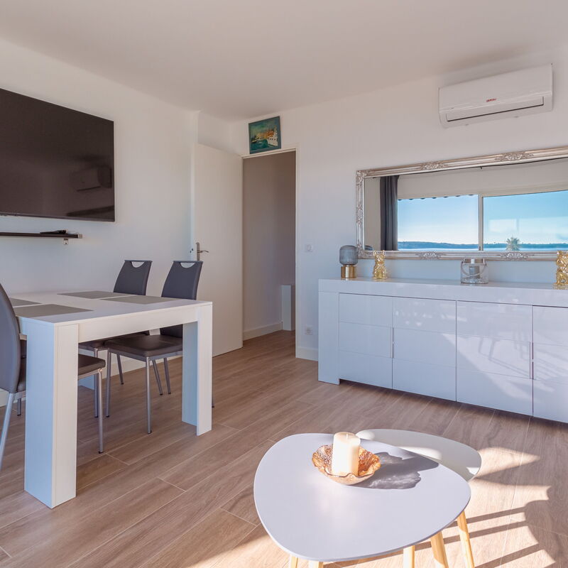 Apartment With Panoramic Sea View, Walk To The Beach: Salon