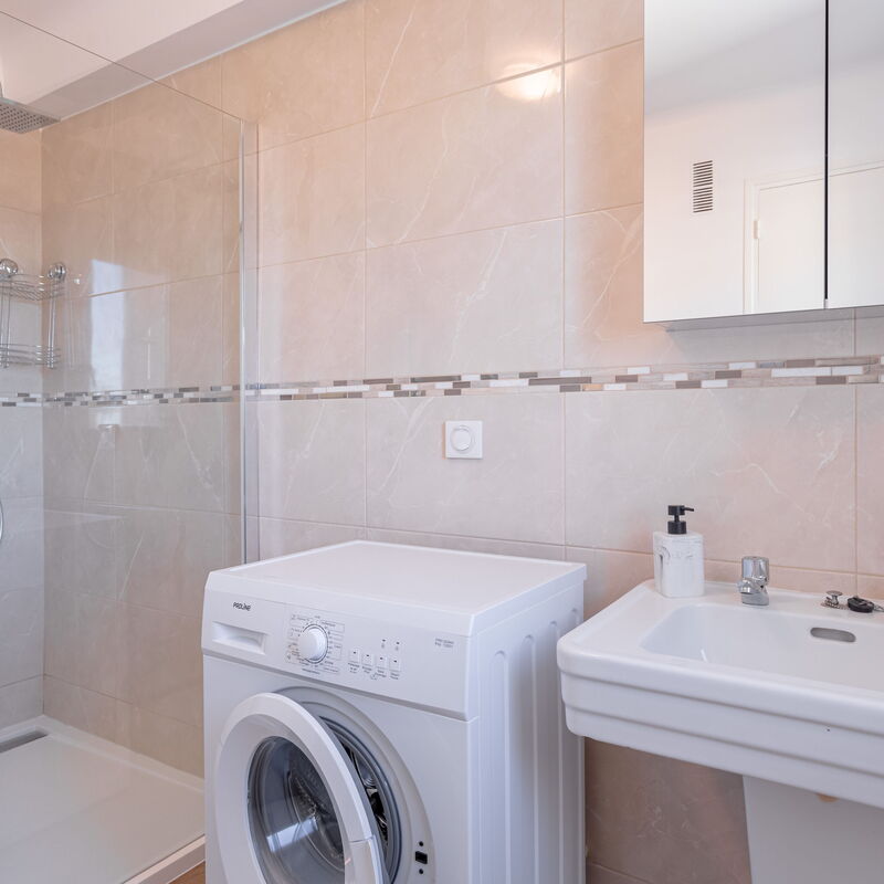 Apartment With Panoramic Sea View, Walk To The Beach: Salle de bain