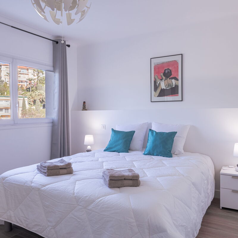 Apartment With Panoramic Sea View, Walk To The Beach: chambre à coucher