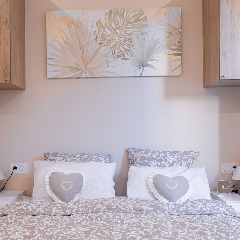 Luxury Apt With Large Terrace On Famous Rue D'antibes!: chambre à coucher